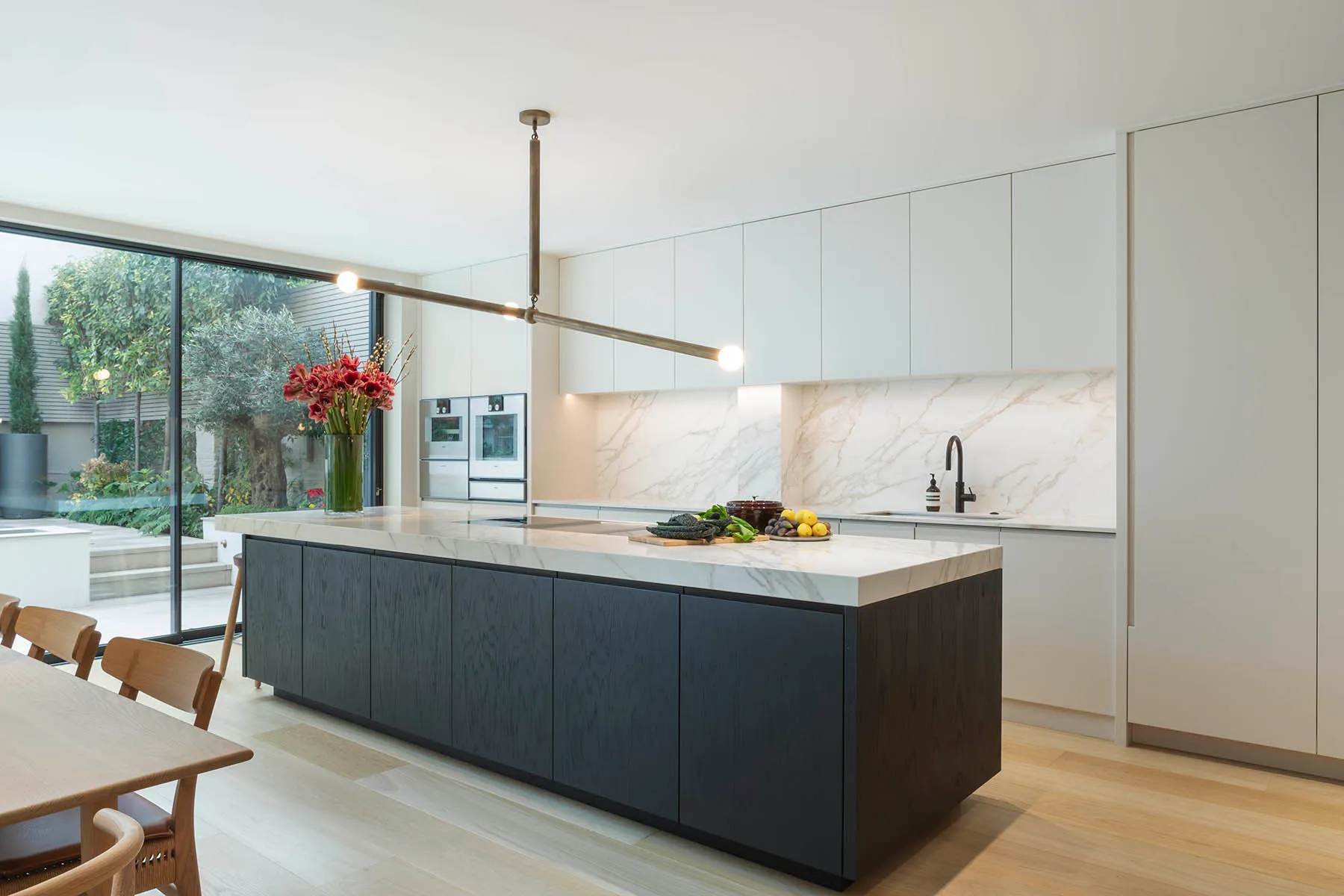 Marble splashback behind the kitchen island